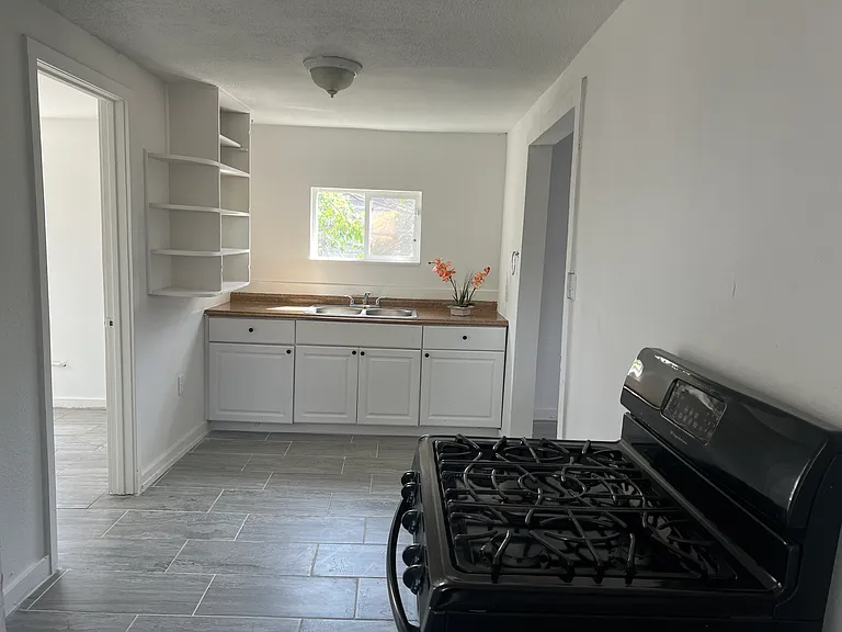 404 Thrasher Ave #A — Photo 7