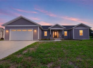 9877 E Bloomfield Hills Dr, Effingham, IL 62401