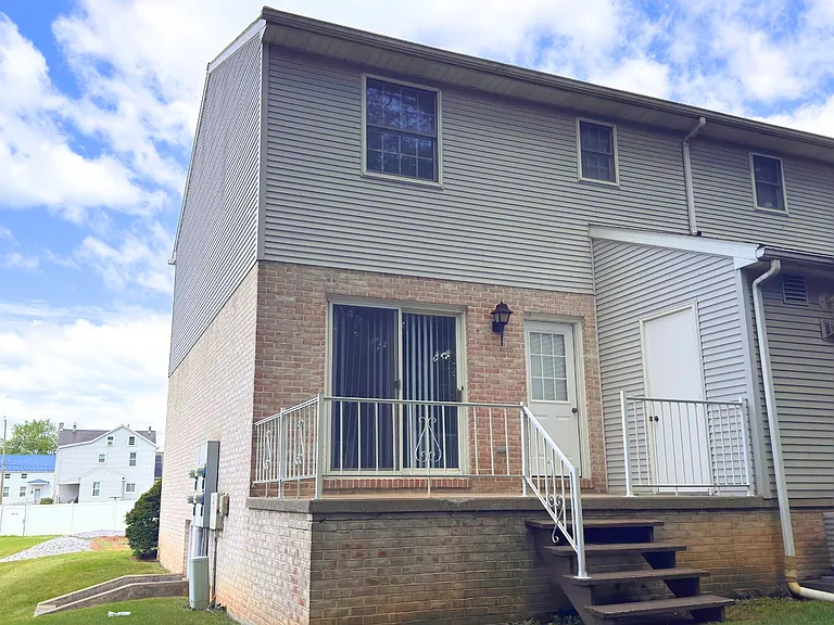 126 South Court St — Photo 15