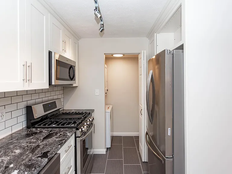 7250-7272 Beacon Hill Dr — Photo 23
