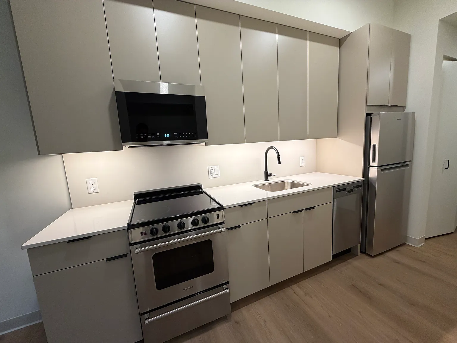 1 bed, $2,104 — Photo 2