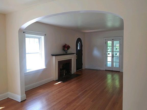 3rd image of 906 N Hills Dr