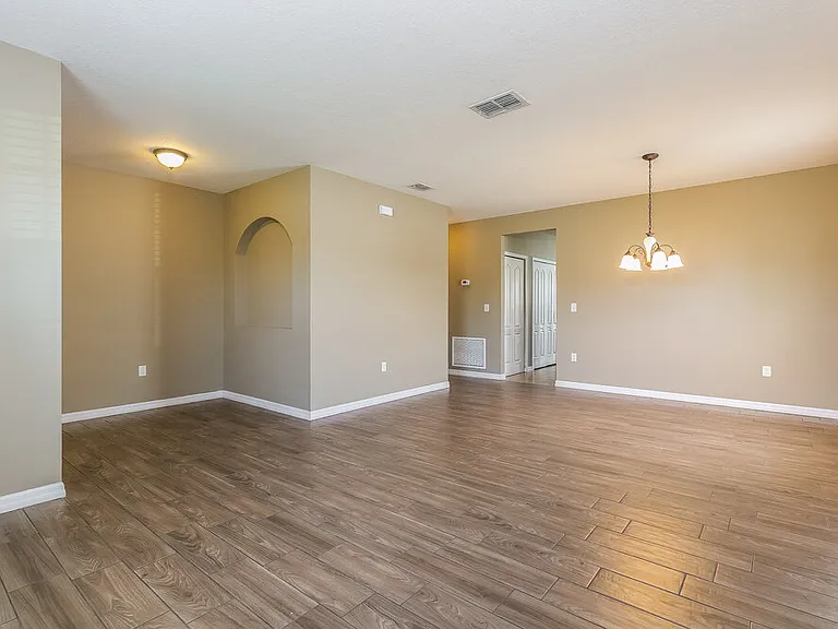 121 Daigledog St — Photo 3
