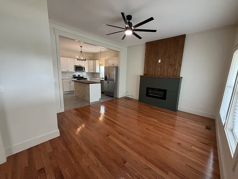 710 Carson St — Photo 2