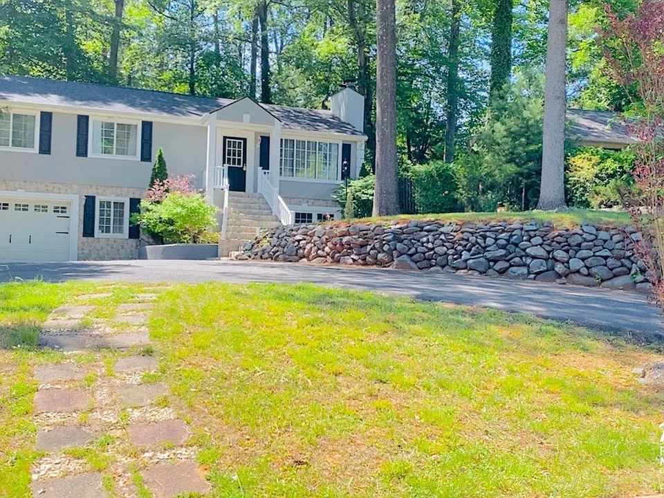 512 Woodmont Dr