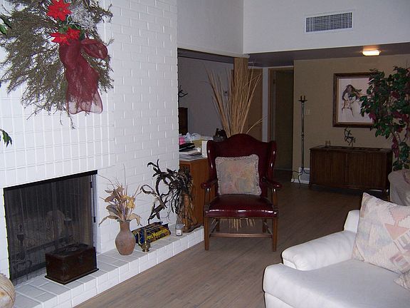 Living Room/Fireplace