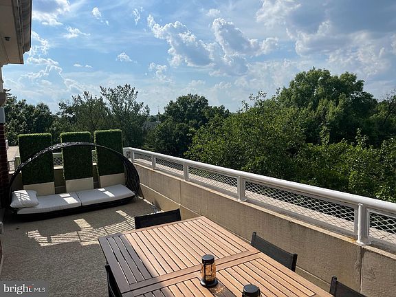4th image of 625 Slaters Ln #302W