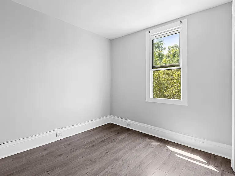 46 Carlyle Ave — Photo 18