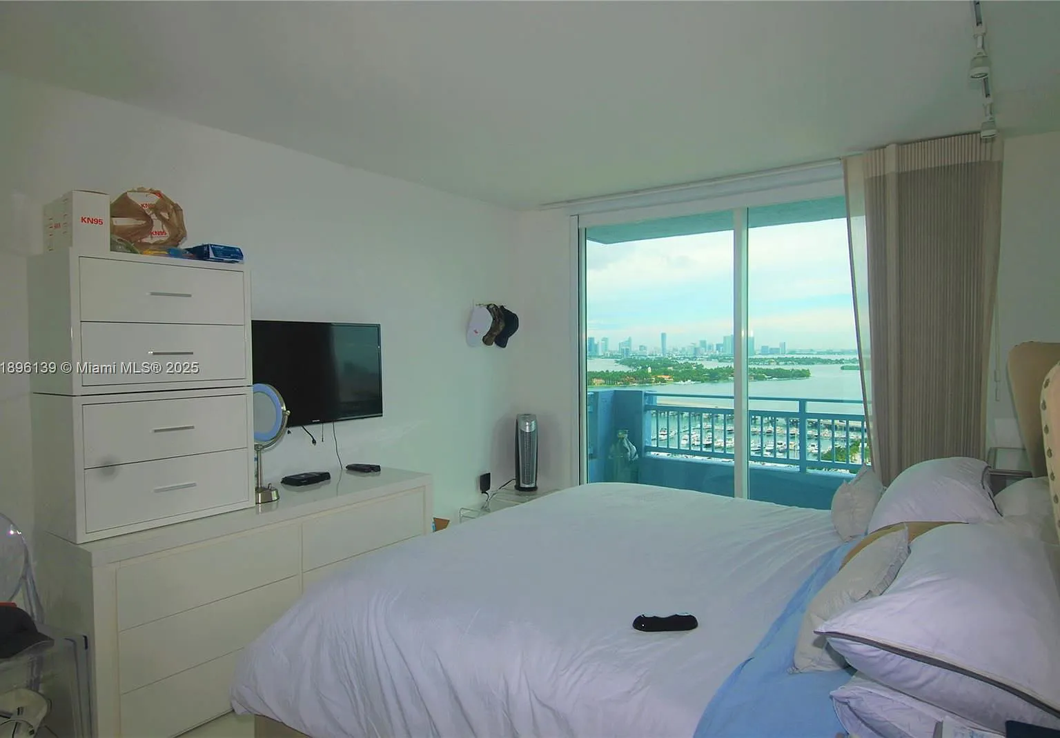 2 bed, 2.0 bath, 1130 sqft, $5,900 — Photo 4