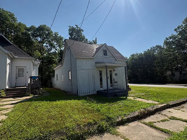 202 Van Buren St — Photo 2