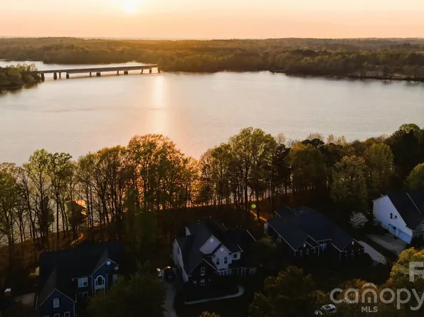 220 Woodwinds Dr, Mount Holly, NC 28120