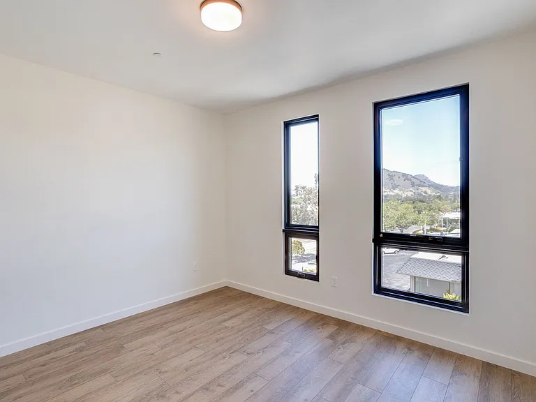 Newly Built Luxury Apartments in San Luis Obispo "Little Italy" — Photo 33