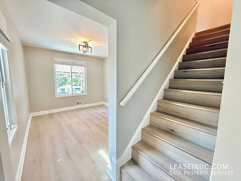 733 Crittenden St NE — Photo 13