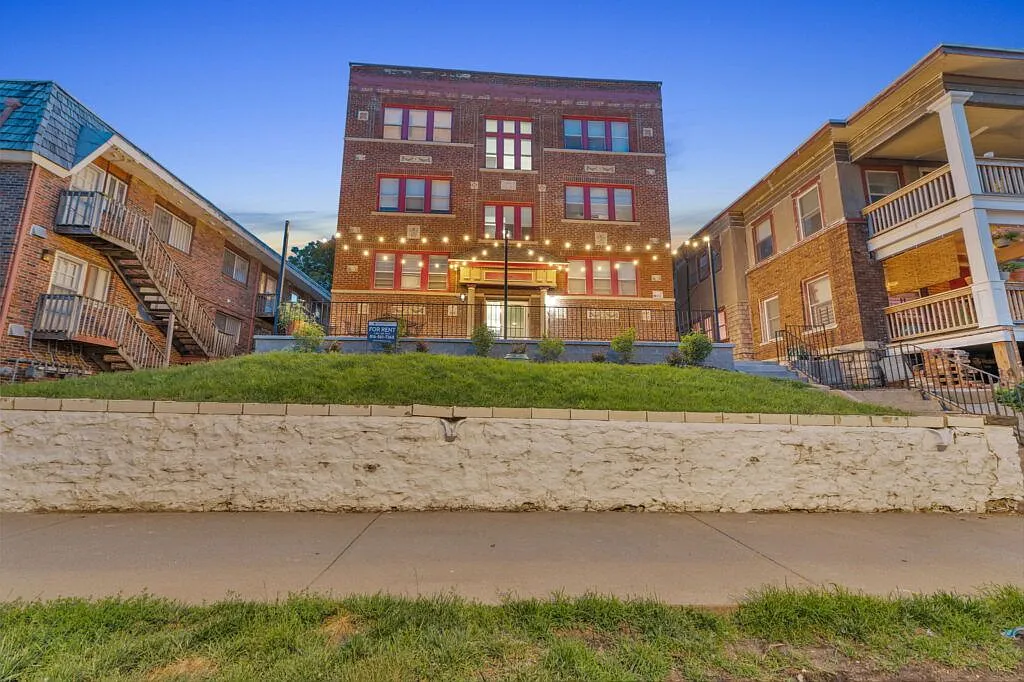 3606 Baltimore — Photo 2