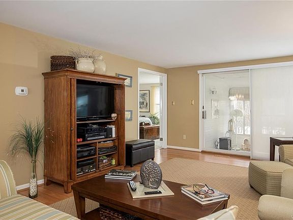 4th image of 32 Bernhardt Dr APT 9