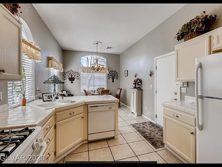 912 Windhook St — Photo 6