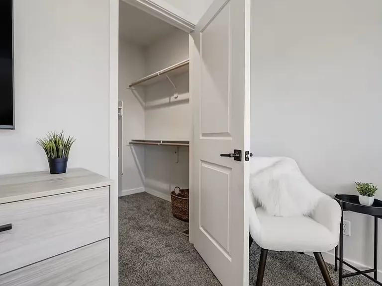 2220 E La Salle St — Photo 18