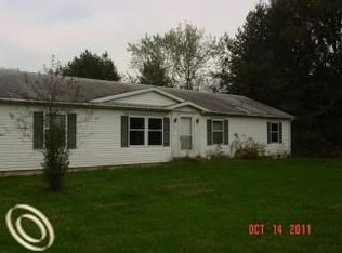 1161 Hemingway Rd, Lake Orion, MI 48360