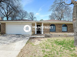 825 Timberoaks Dr, Azle, TX 76020