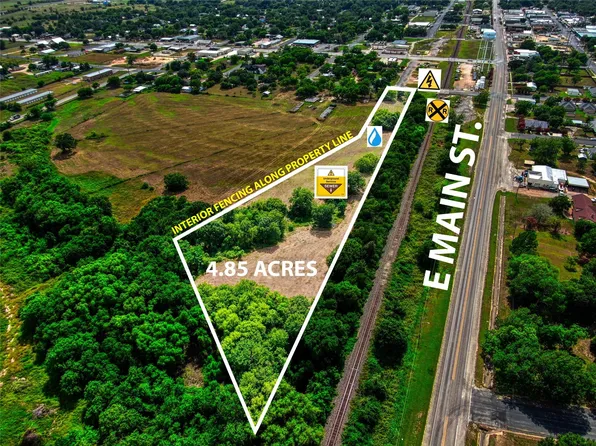 10 S East St, Weimar, TX 78962