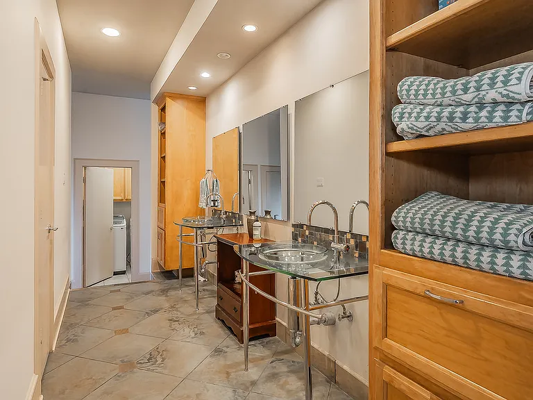 3911 Gilbert Ave #G — Photo 29