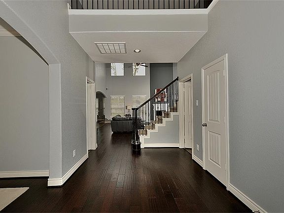 4th image of 139 W Wading Pond Cir