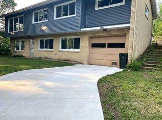 1425 Pin Oak Dr, Cedar Falls, IA 50613