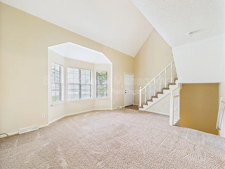 166 SW Robin Rd — Photo 3