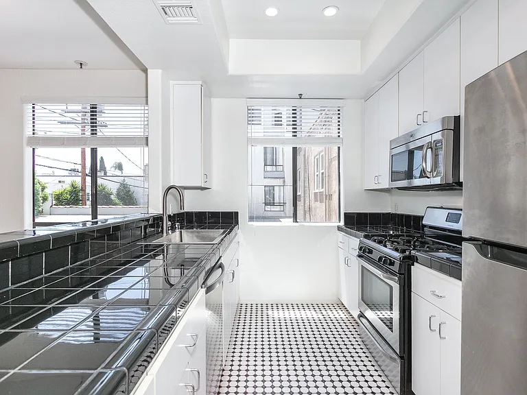 906 S Wooster St — Photo 11
