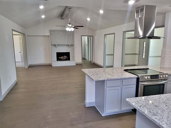 3rd image of 4325 Country Club Dr