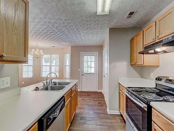 3rd image of 2289 Strathmoor Manor Dr