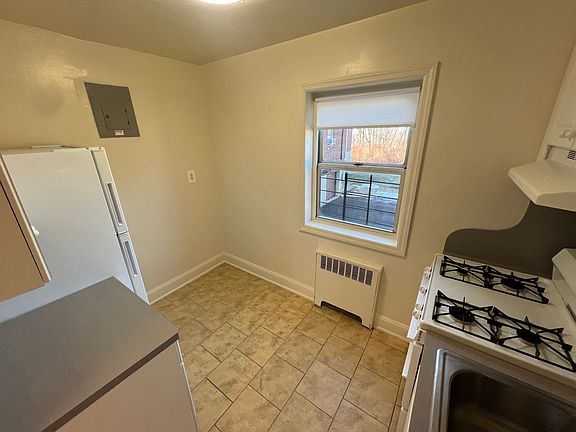 4th image of 157 Hillside Ave #4