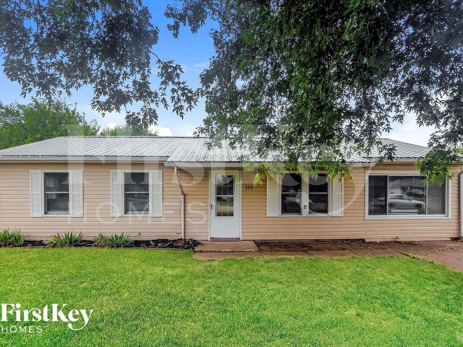 3 bed, 1.0 bath, 1225 sqft, $1,585 — Photo 1