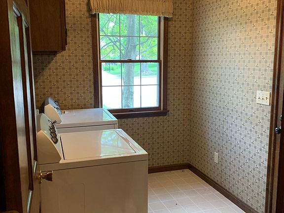 Laundry room with incl. washer and dryer