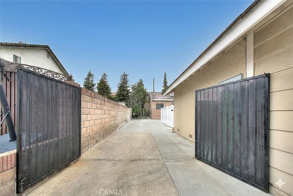 3 bed, 1000 sqft, $2,800 — Photo 3