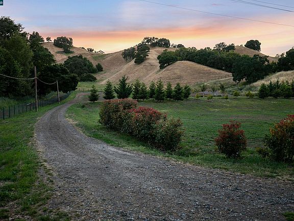 4th image of 60 Hampton Rd