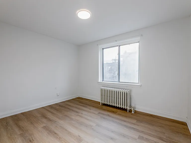 320 Lonsdale Rd — Photo 58