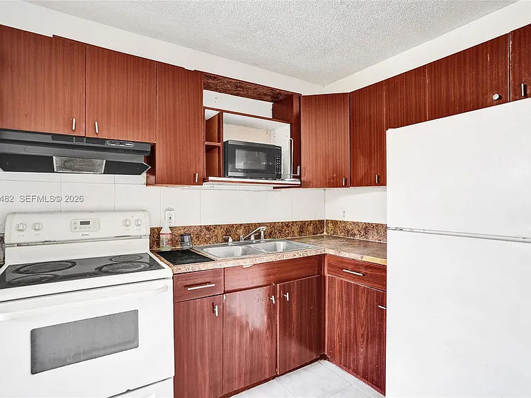 841 SW 7th St #C — Photo 8