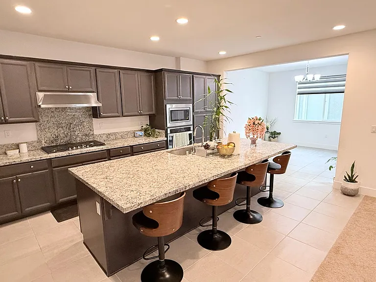 58 E Kamyar Pl — Photo 6