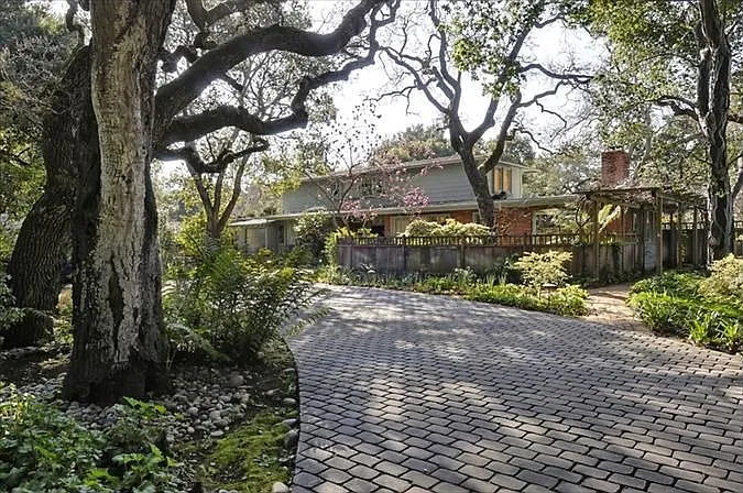 2 Wisteria Way photo 1