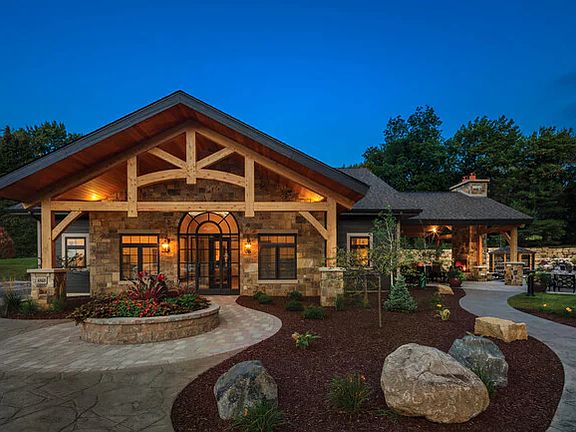 Club House Retreat with full kitchen and outdoor grill with fire pit and a cozy fireplace