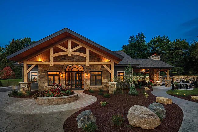 Club House Retreat with full kitchen and outdoor grill with fire pit and a cozy fireplace