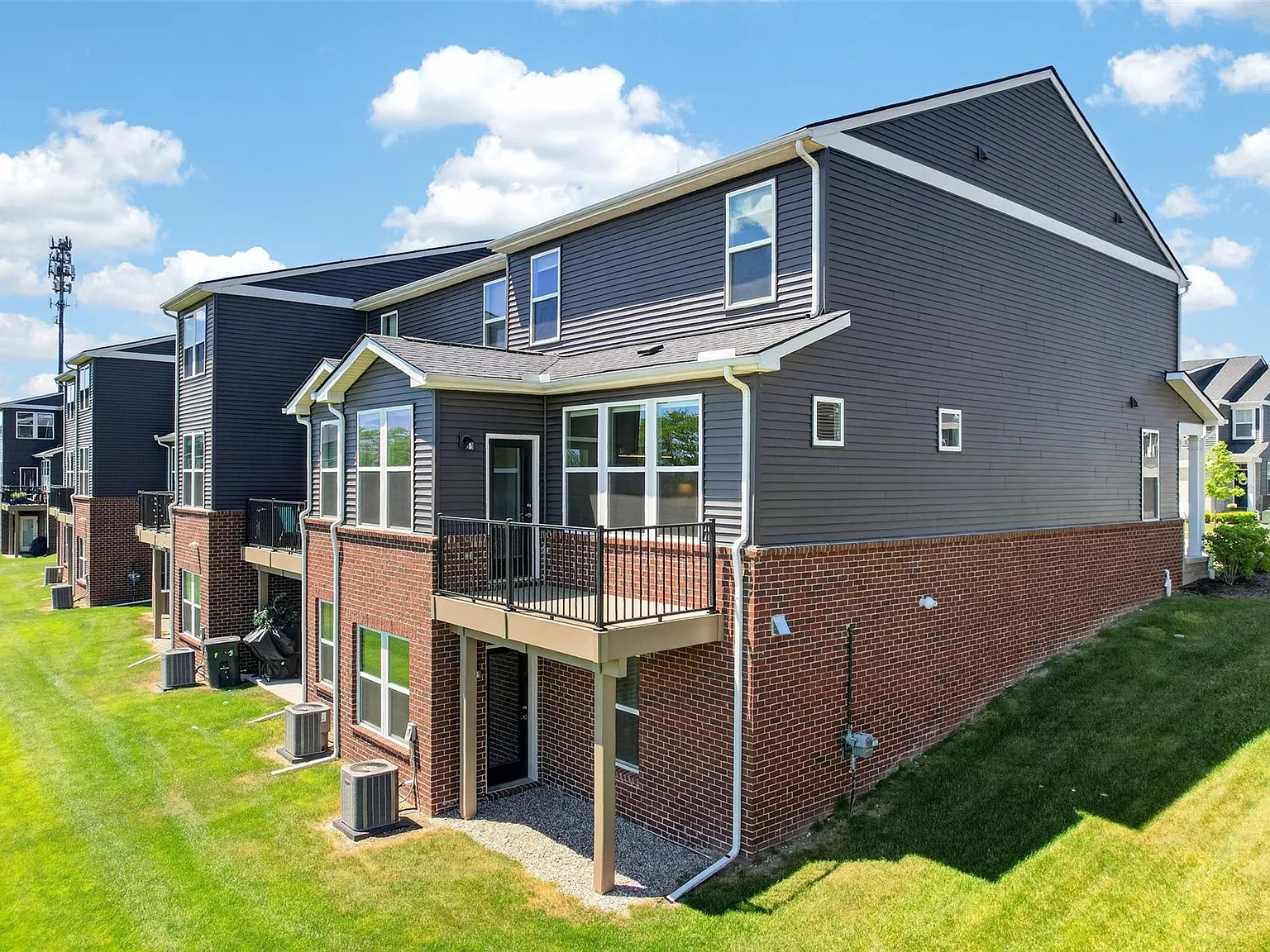 3 bed, 4.0 bath, 2028 sqft, $3,350 — Photo 3