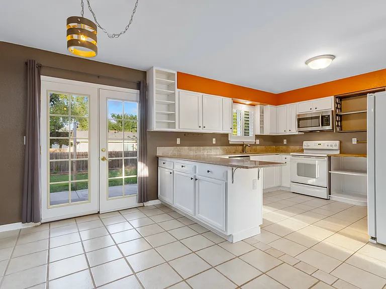 2912 Loch Lomond Dr — Photo 9