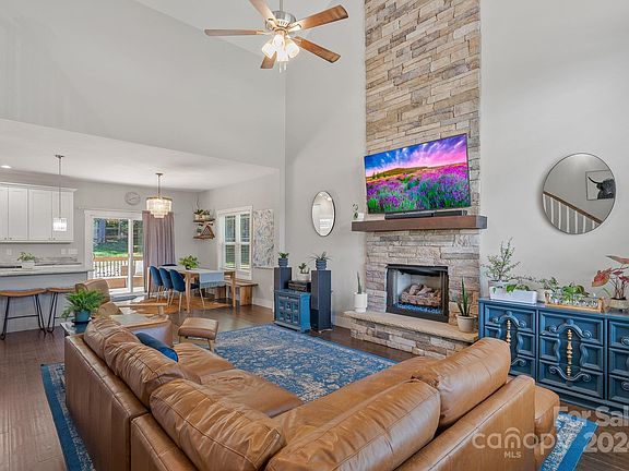 3rd image of 292 Driftwood Ln