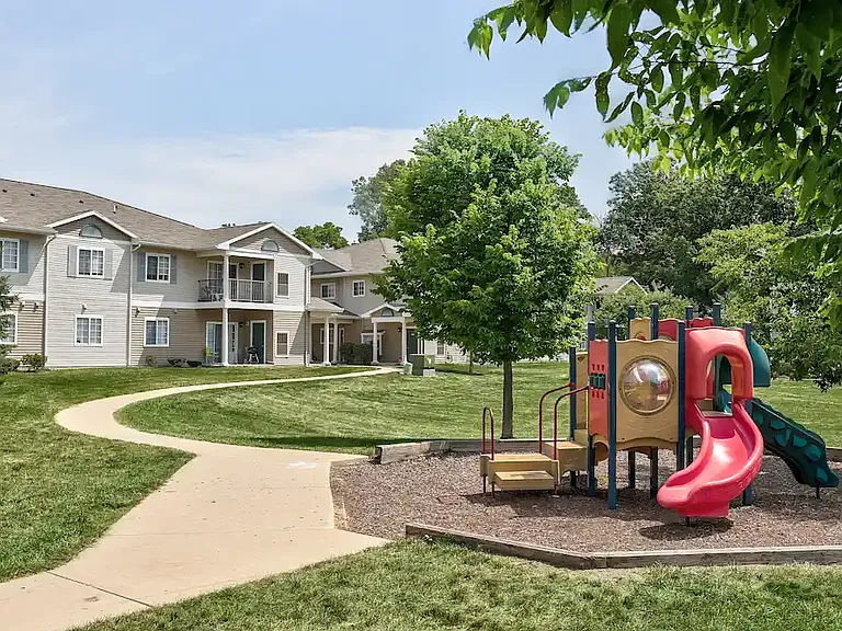 Emerald Park Apartments — Photo 19