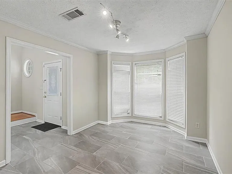 665 Peachtree Trails Dr — Photo 5