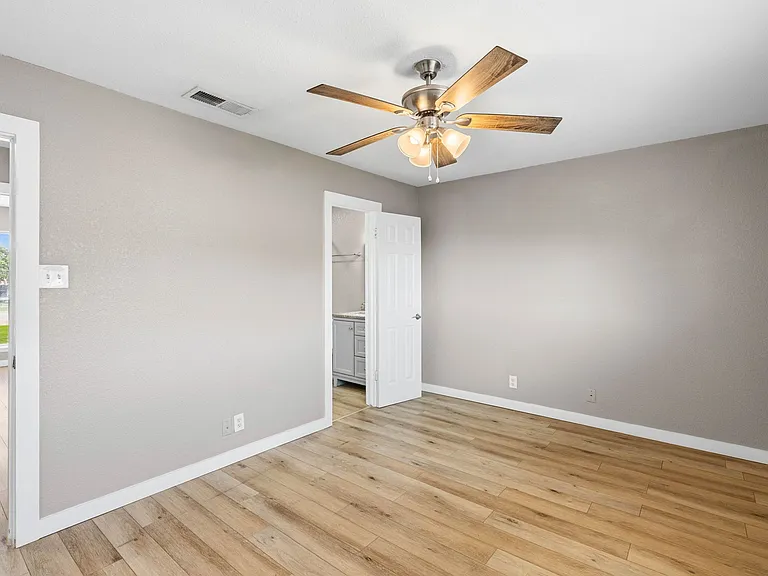 4820 Delwood St — Photo 16