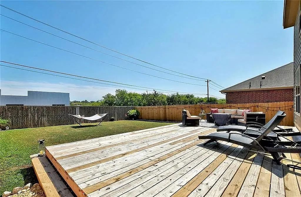 4 bed, 2.5 bath, 1901 sqft, $2,295 — Photo 3