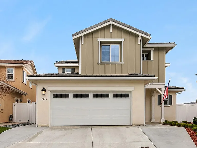 7284 Wembley St — Photo 36